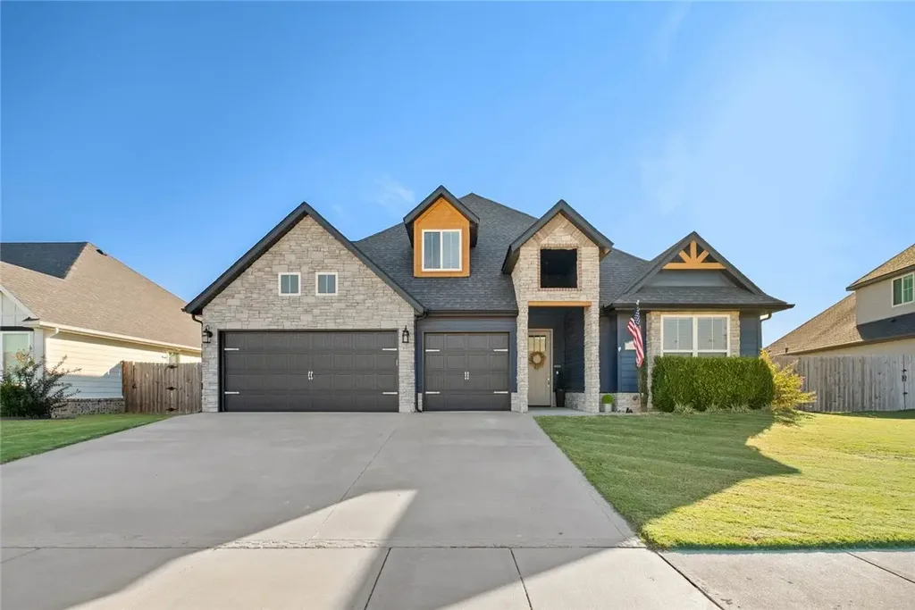 921 Red Maple Street, Centerton