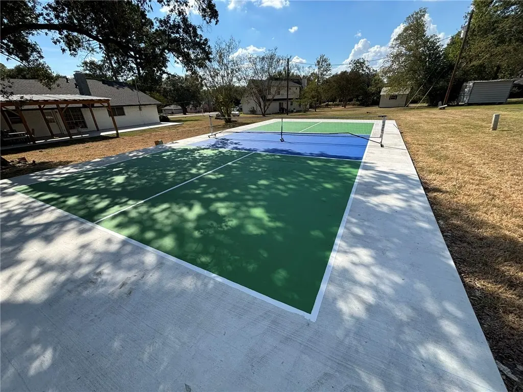 2004 Pinewood Drive, Bryan