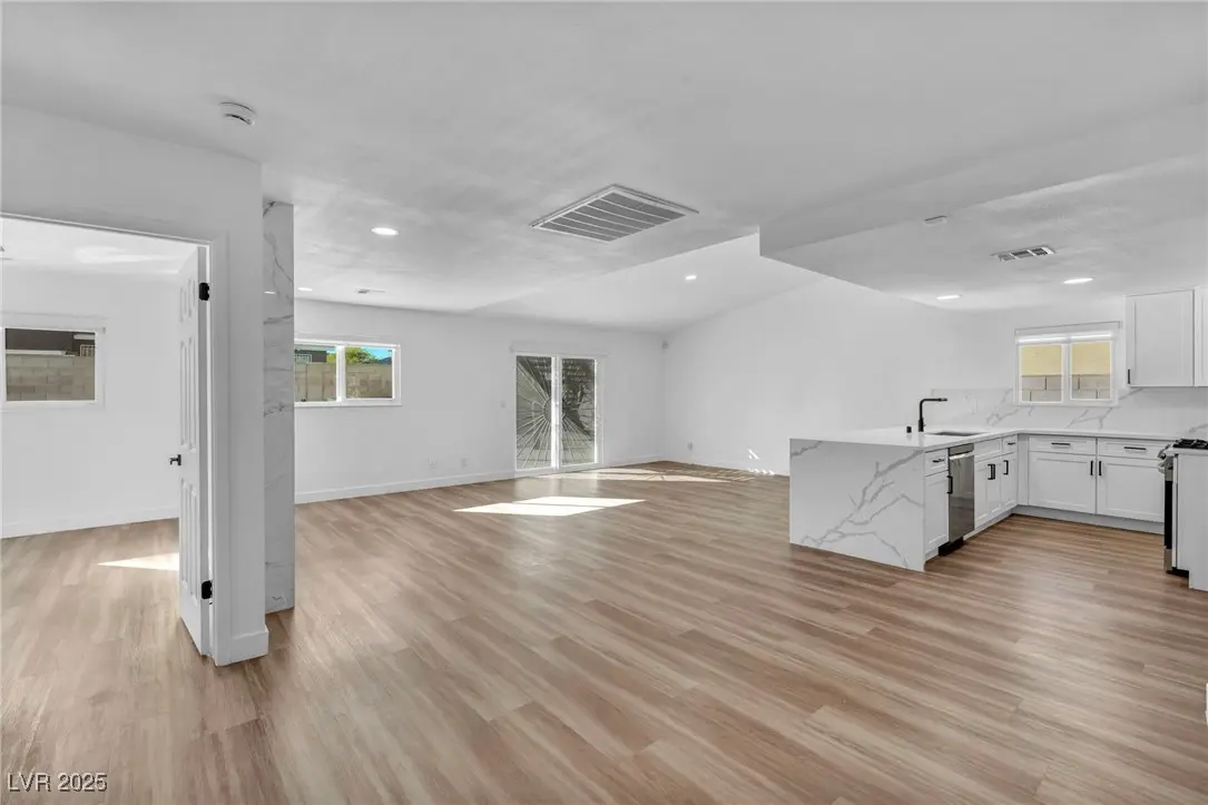 Photo of Listing #2730445