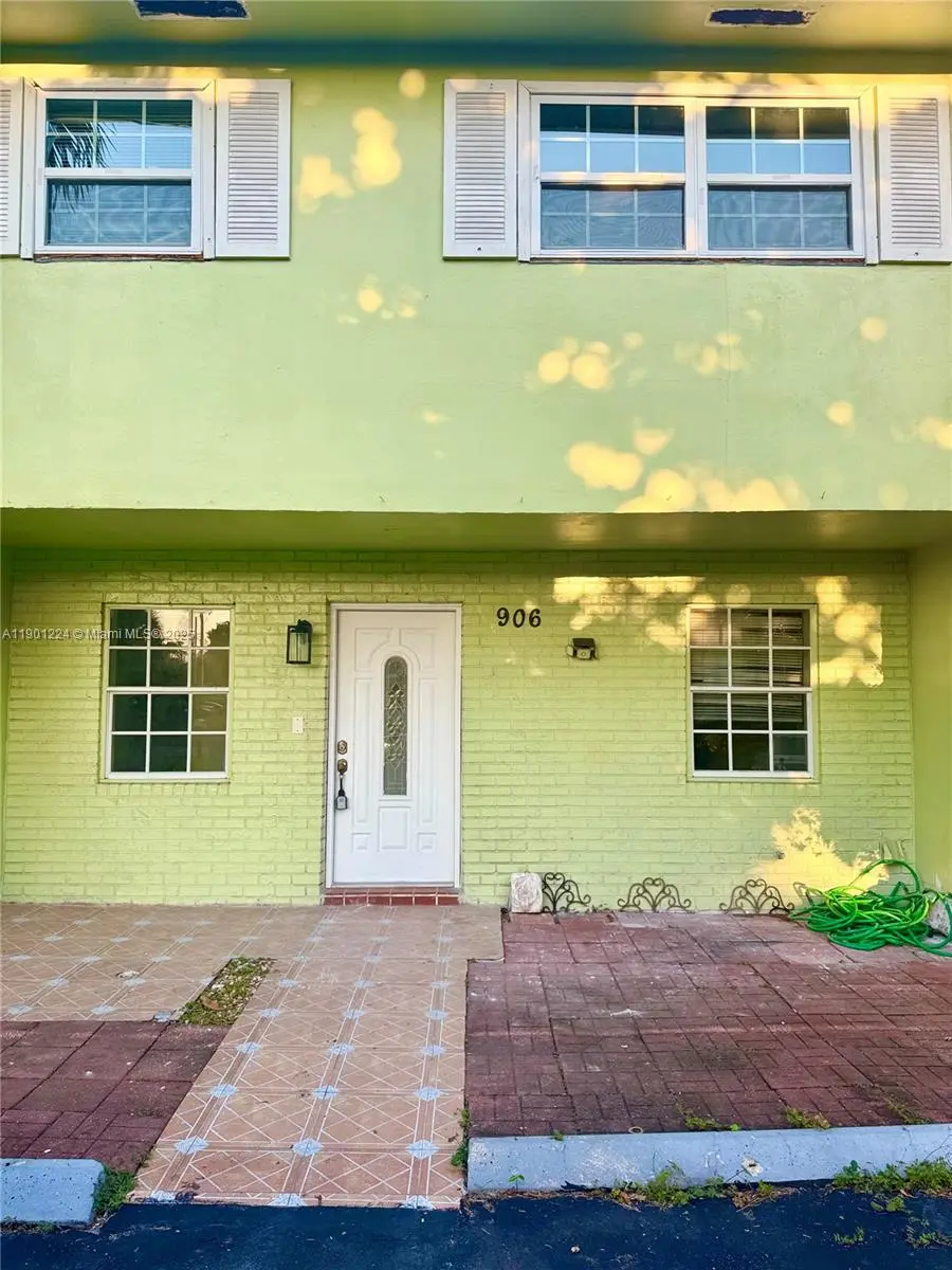 906 Sw 74th Ave, North Lauderdale