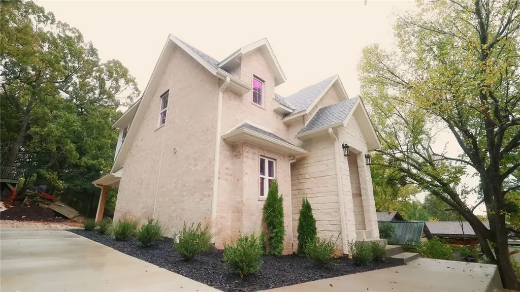 886 N Fritz Drive, Fayetteville