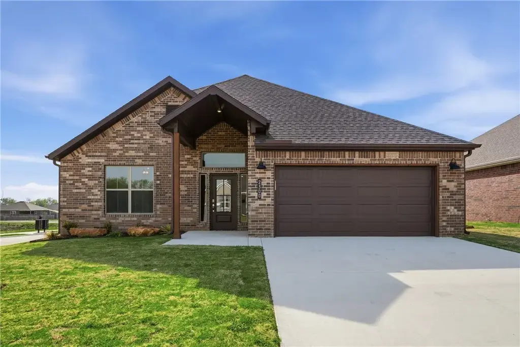 2300 N Presley Street, Siloam Springs