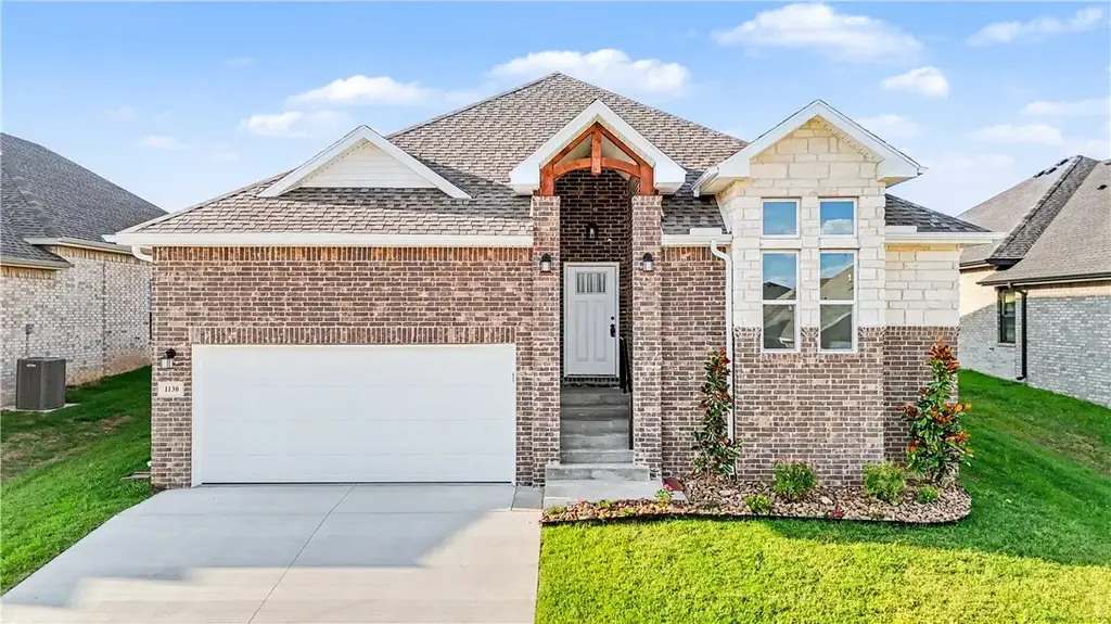 1130 Garrett Lane, Centerton