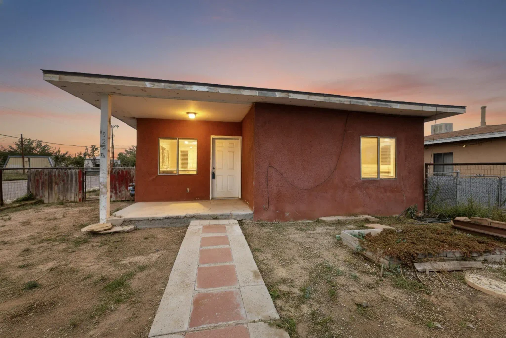 922 W Gilbert Avenue, Belen