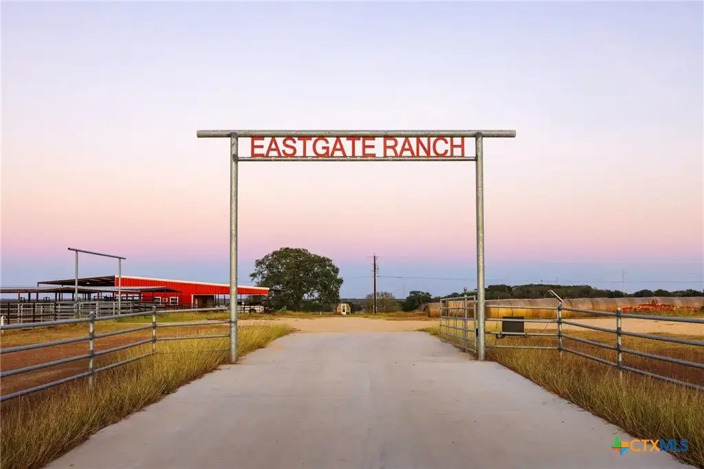1155 Fm 2438, Seguin