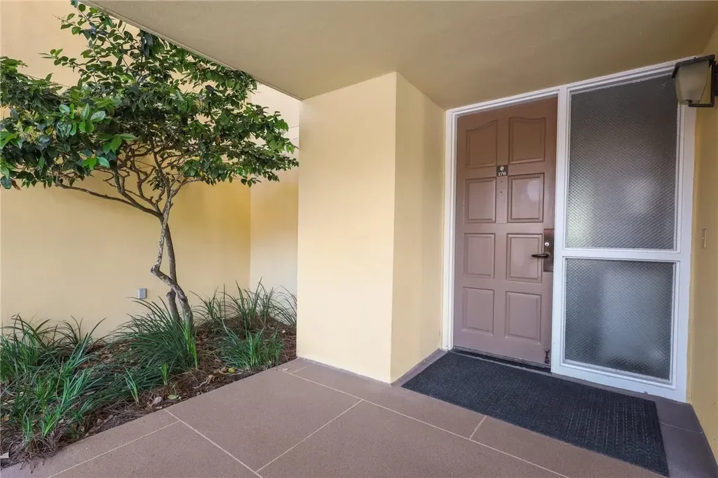 1300 Downing Street 176, St Simons Island