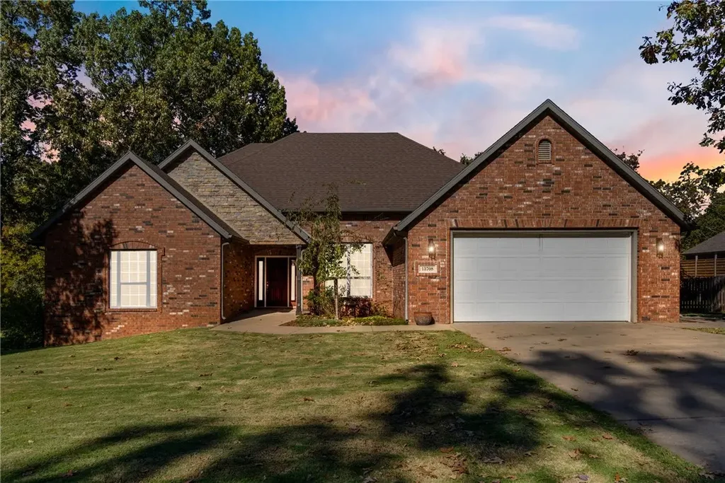 13708 Crazy Horse Drive, Rogers