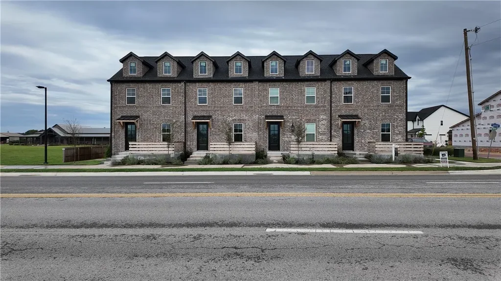 5912, 5916, 5918 S Bellview Road, Rogers