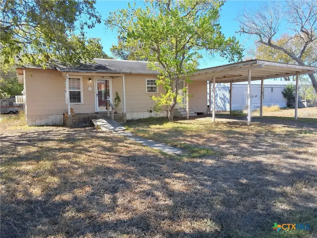 609 E Sarah Street, Cuero