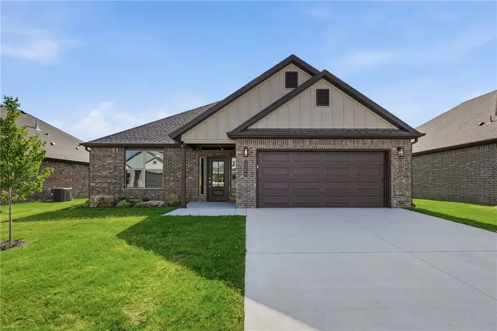 2304 N Lexington Street, Siloam Springs