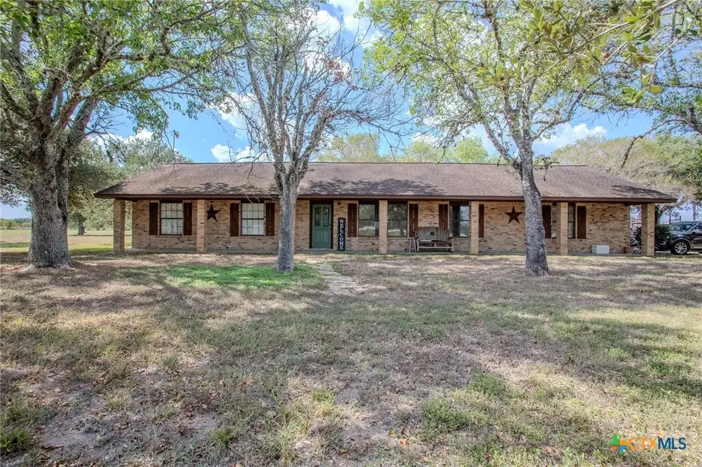 25195 Us Highway 77, Yoakum