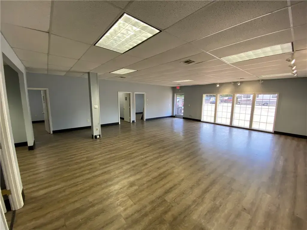 2889 N College Avenue, Fayetteville