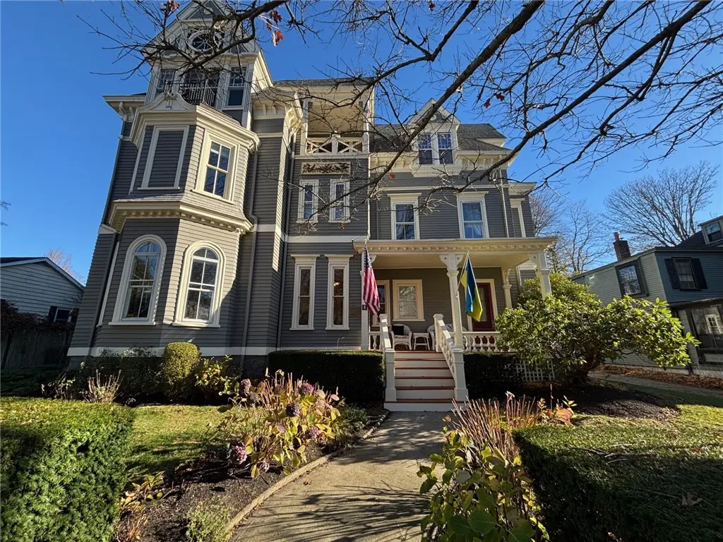 8 Cottage St # 2, Newport