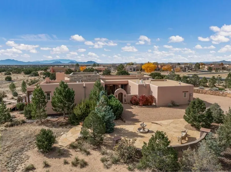 33 E Saddleback Mesa, Santa Fe