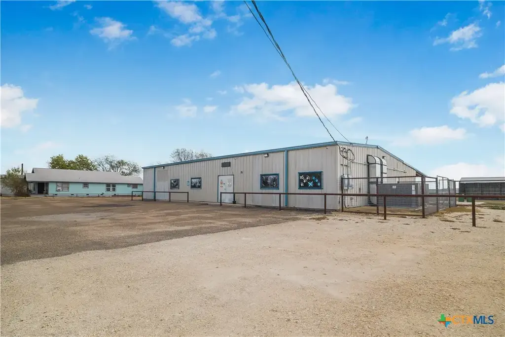 803 Us Highway 77a N, Yoakum