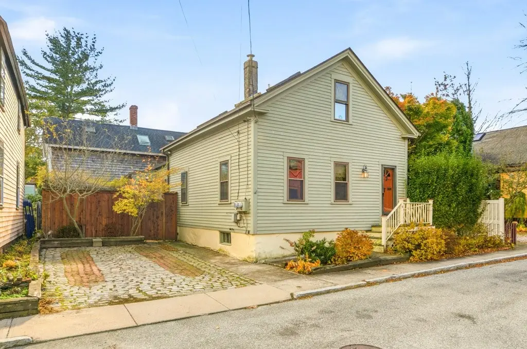 6 Sunshine Ct, Newport