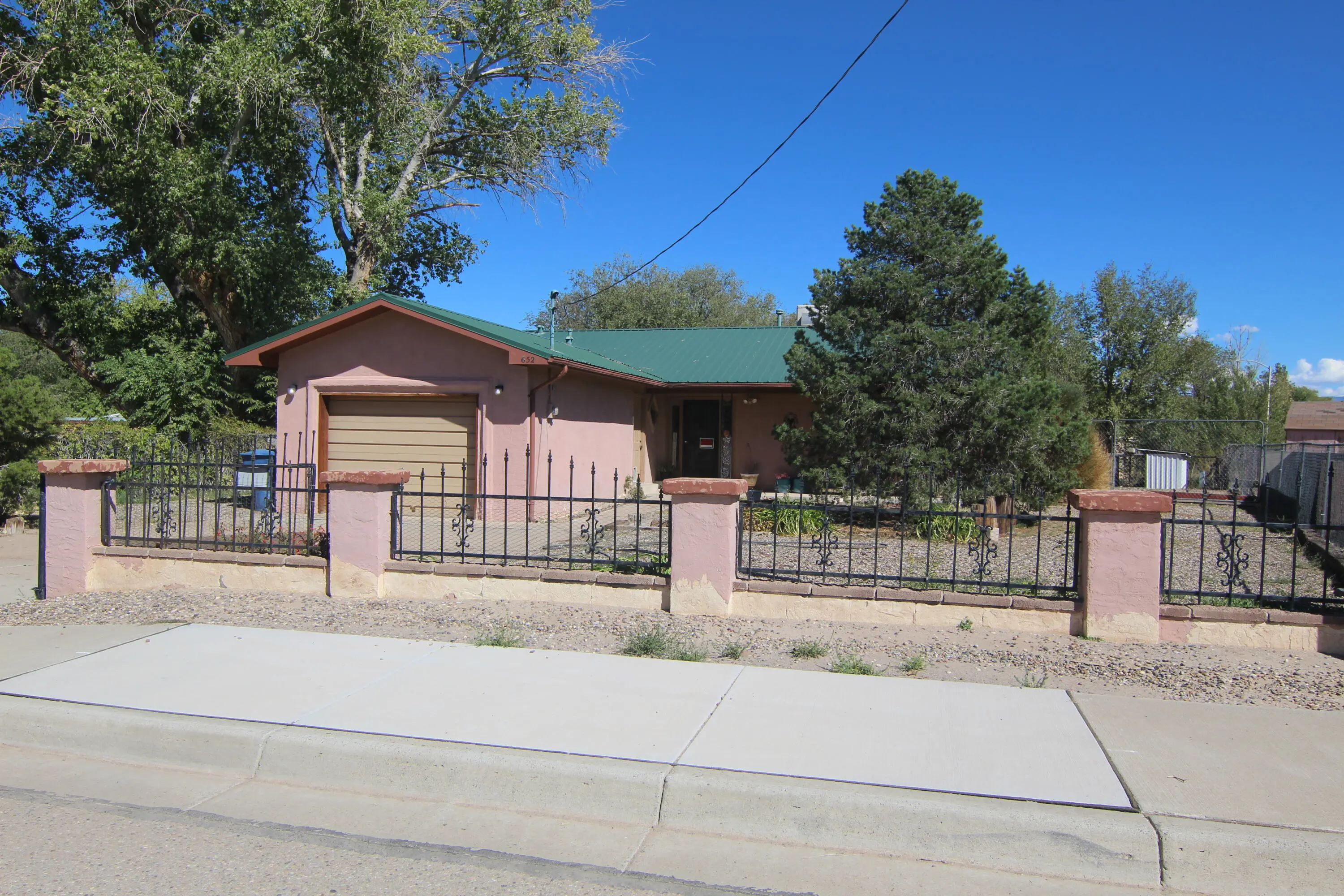 652 Helen Circle, Los Lunas