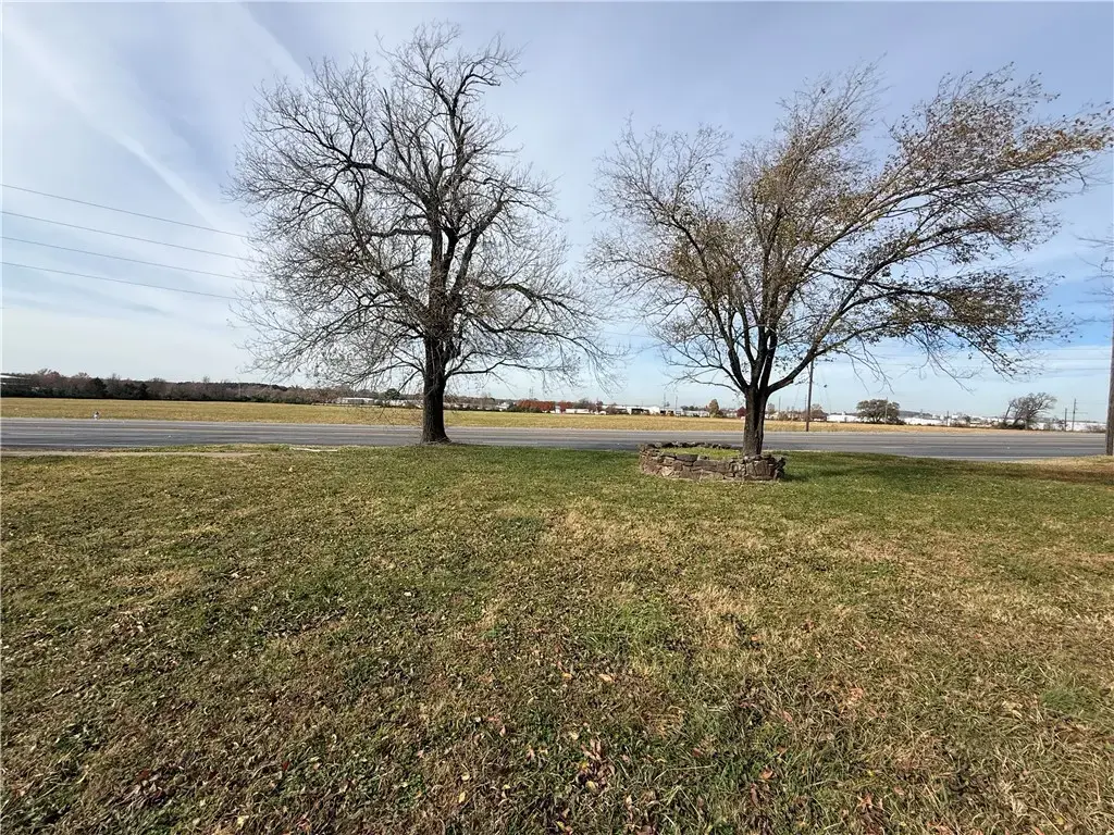 1013 Old Missouri Road, Springdale