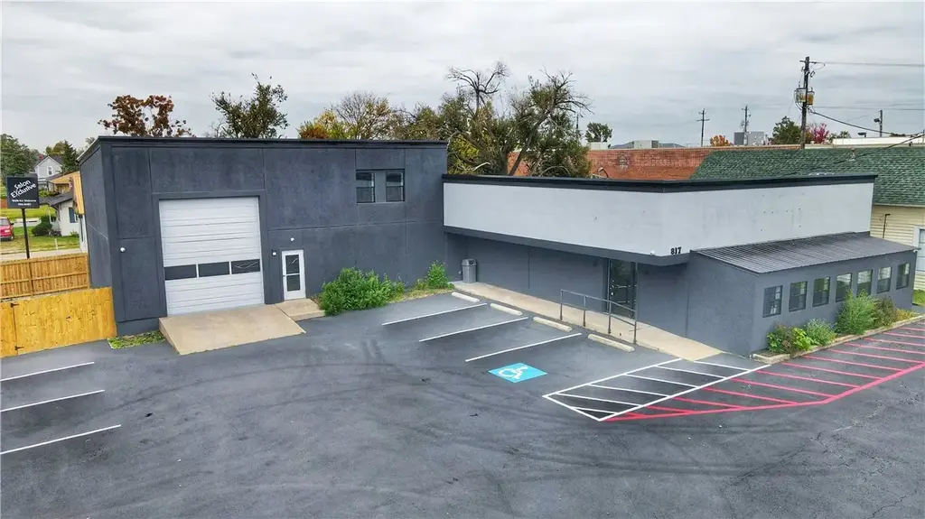 817 W Walnut Street, Rogers