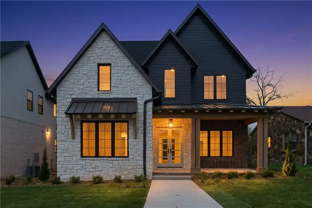 716 W Central Avenue, Bentonville