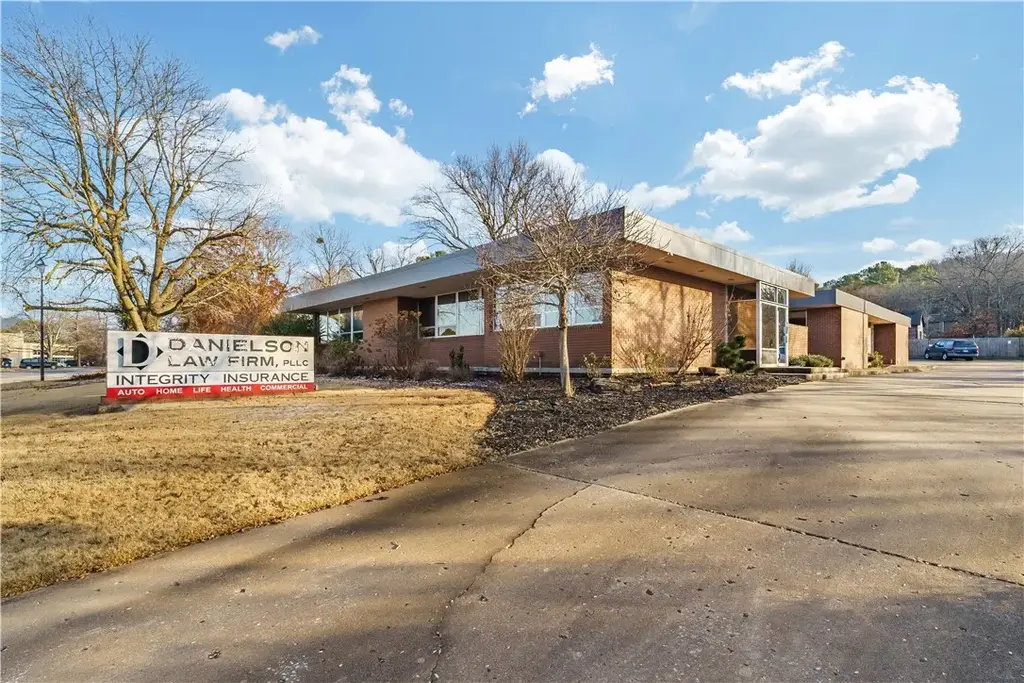 909 E Rolling Hills Drive B, Fayetteville