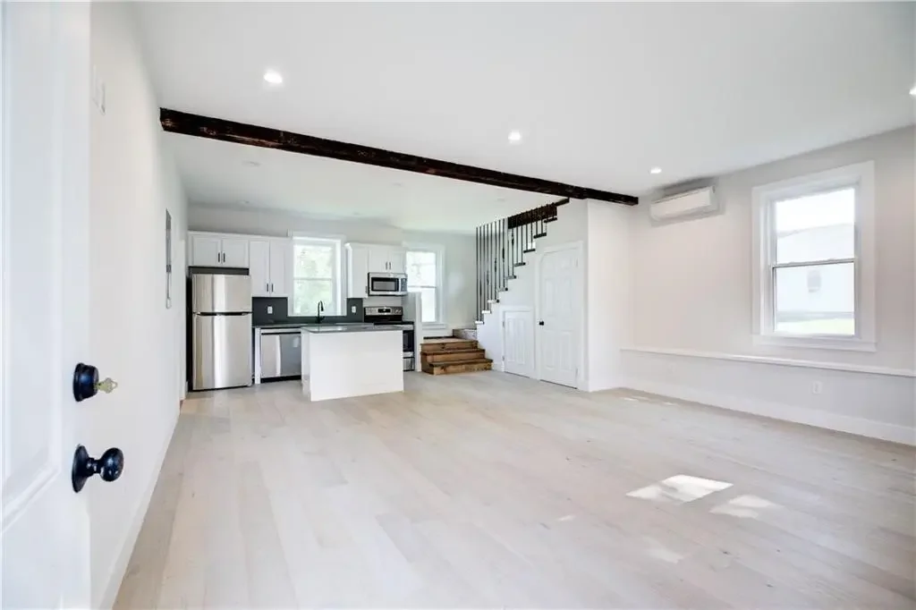 556 East Main Road Rd, Middletown