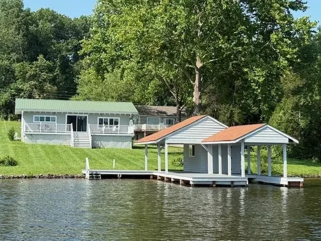 1382 Lakeshore Dr S, Louisa