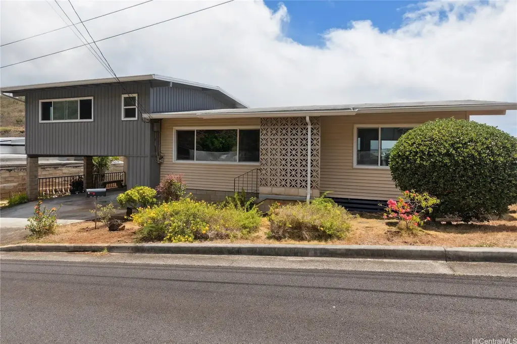 1661 Hakuaina Place, Honolulu