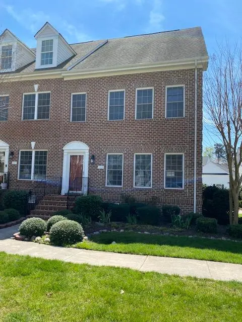 5329 Center Street, Williamsburg