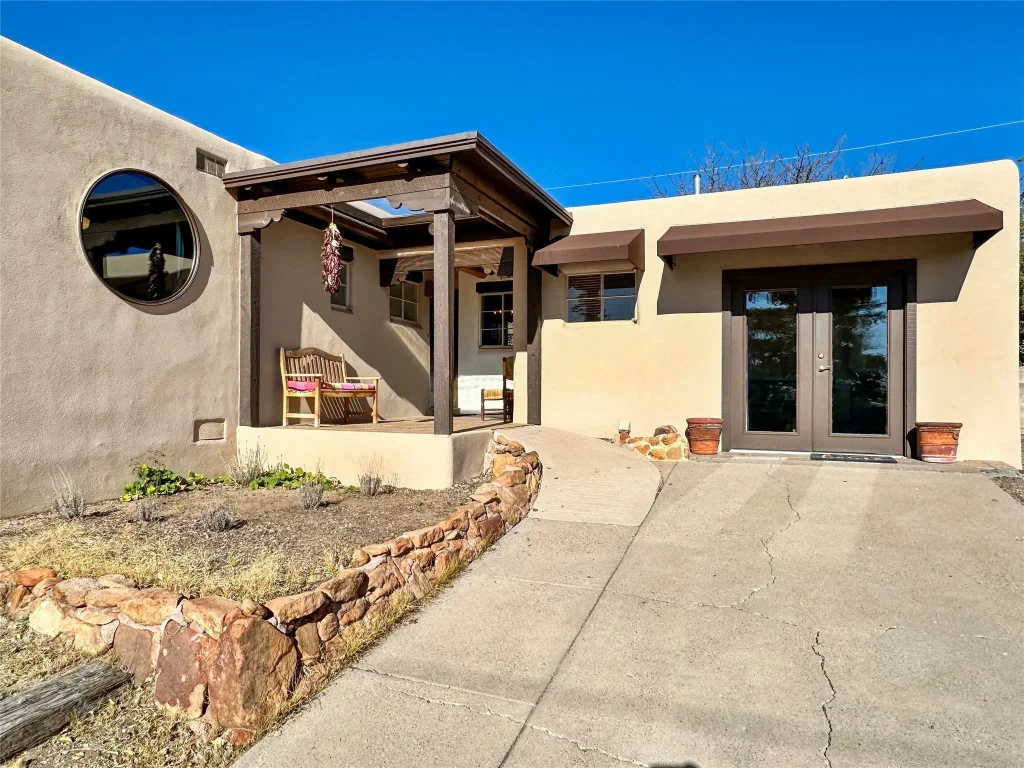 1115 N Luna Circle, Santa Fe