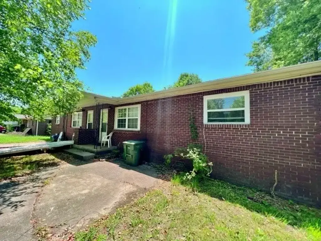 2011 E Helen Street, Fayetteville