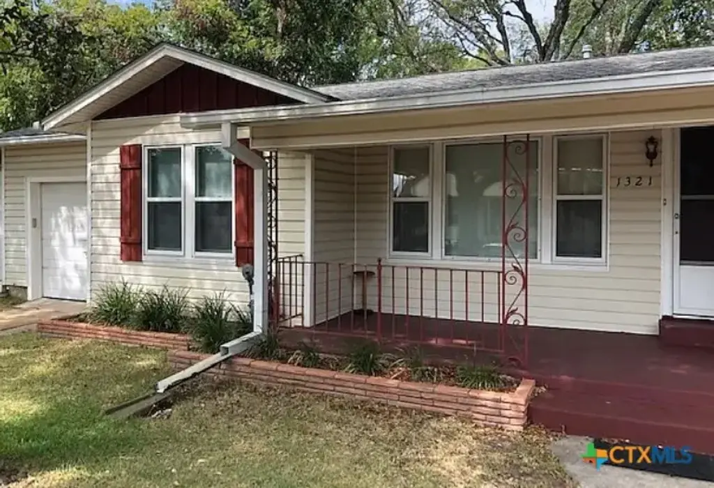 1321 N Avenue I Avenue, Shiner