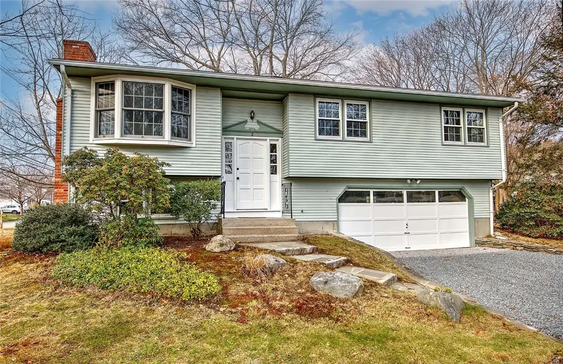 2 Simmons Rd, Barrington