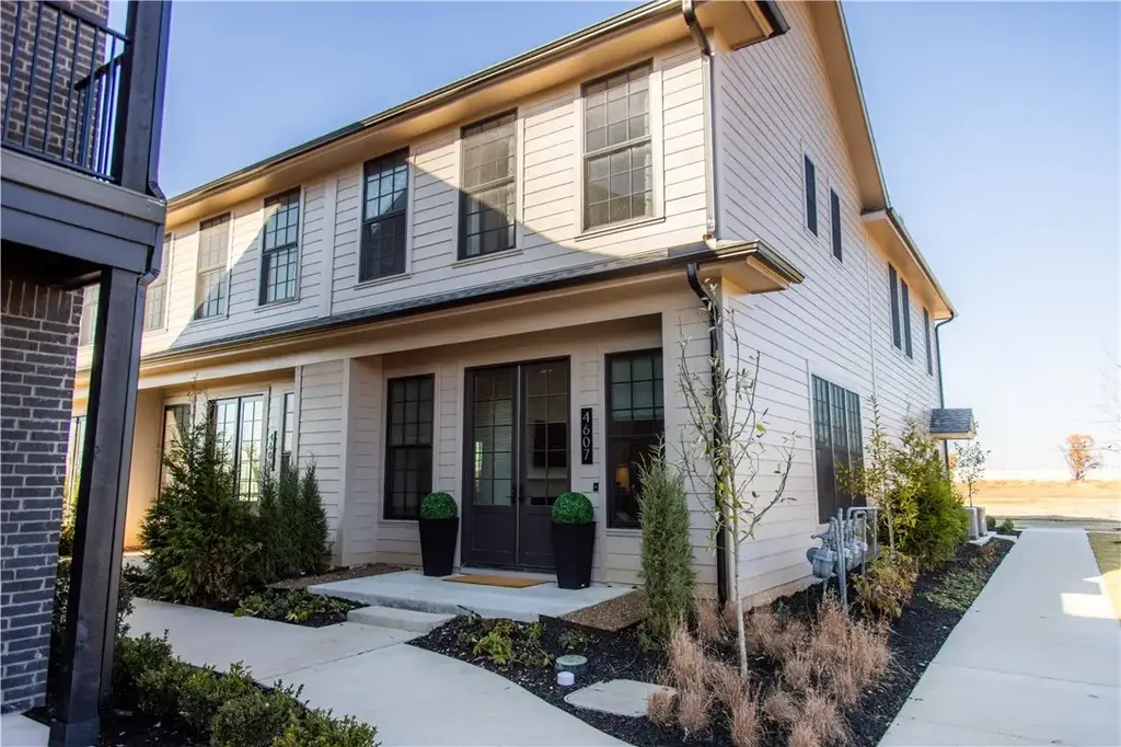 4607 S 47th Street, Rogers