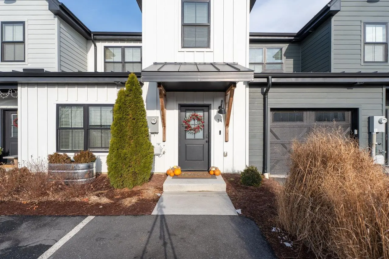 34 Field Ct, Bridgewater