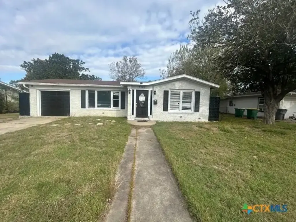 2302 E Mistletoe Avenue, Victoria