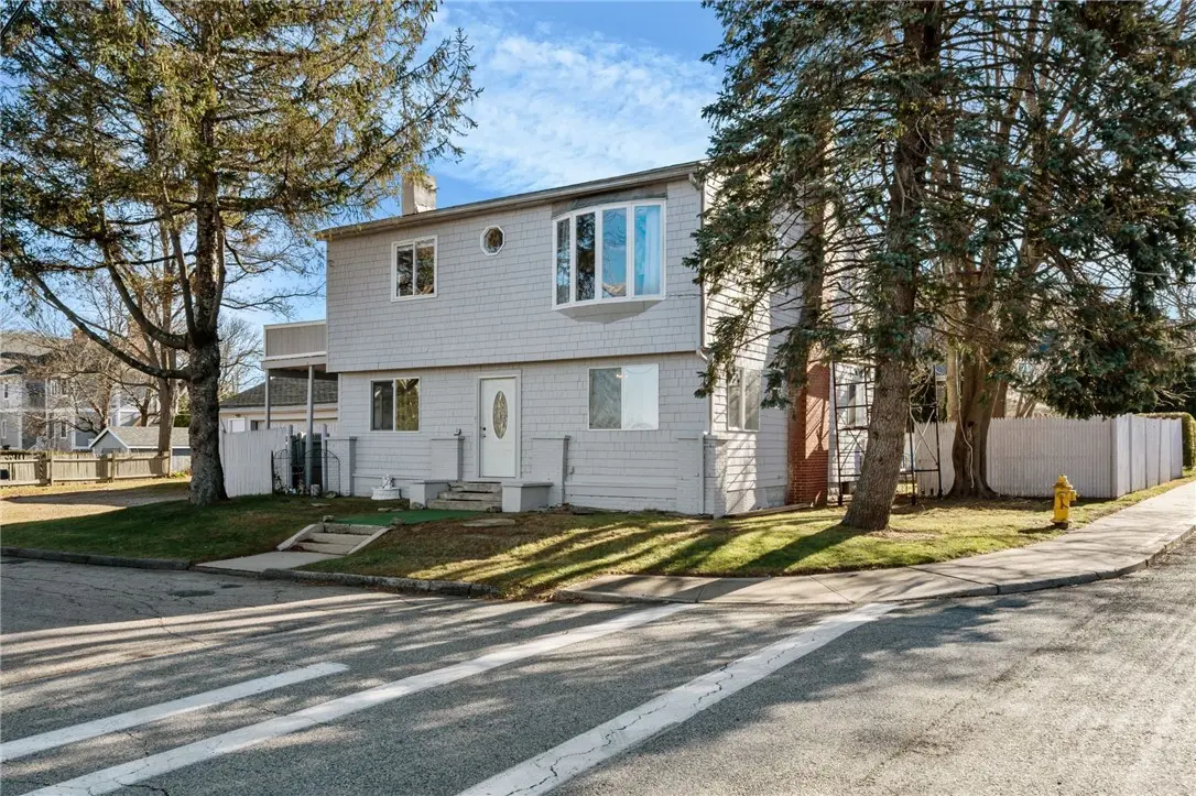 16 Courtway St, Narragansett