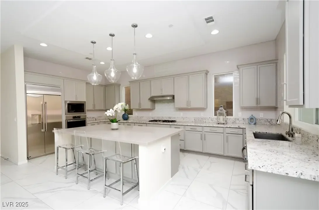 Photo of Listing #2740396