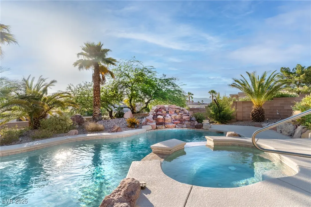 Photo of Listing #2741573