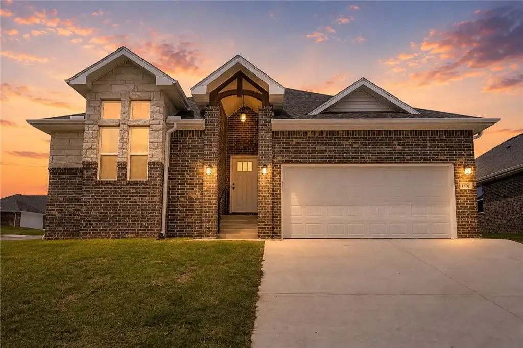 1170 Garrett Lane, Centerton