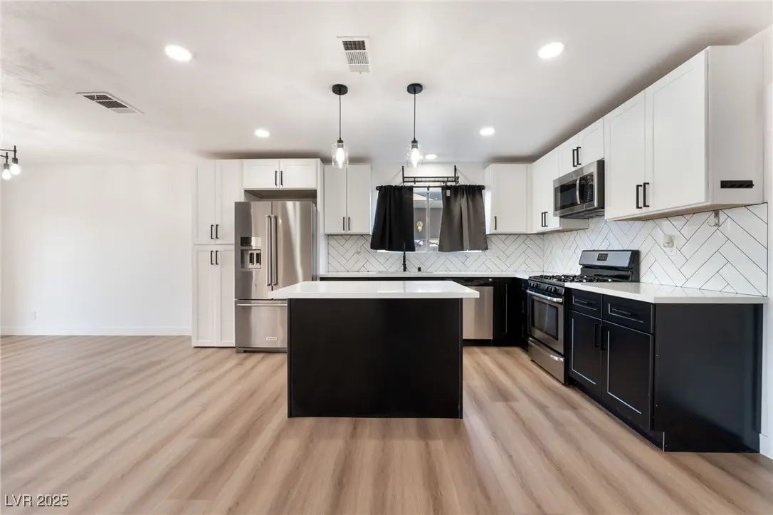 Photo of Listing #2740349