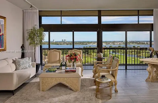 Photo of Listing #A11930185