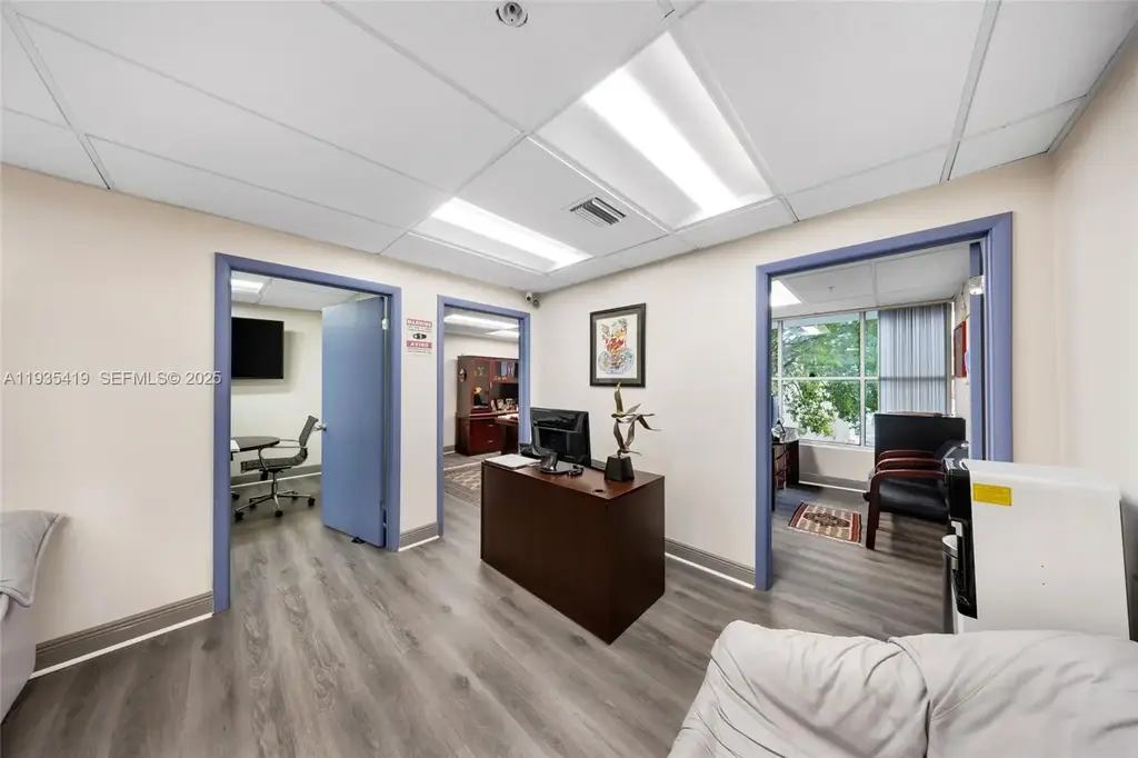7657 Nw 50th St, Miami