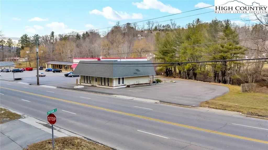 900 U.s. Hwy 221 Business Highway, West Jefferson