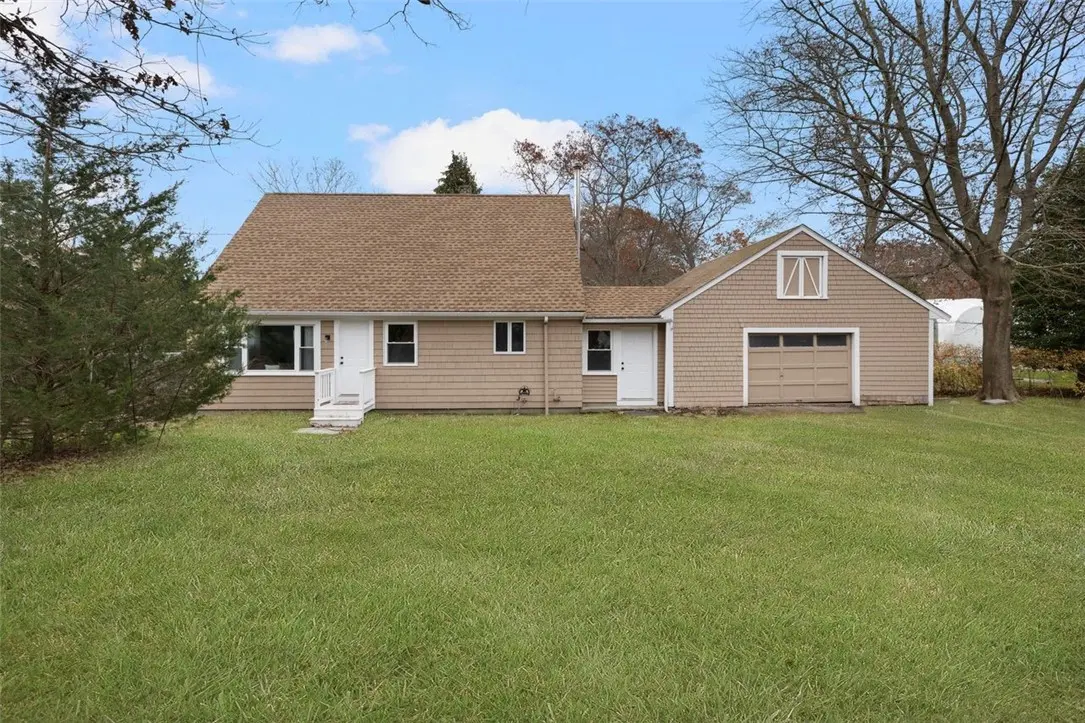 374 Crandall Rd, Tiverton
