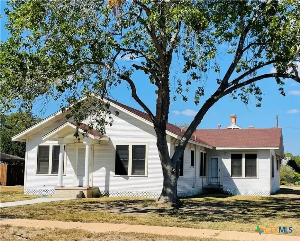 302 W French Street, Cuero
