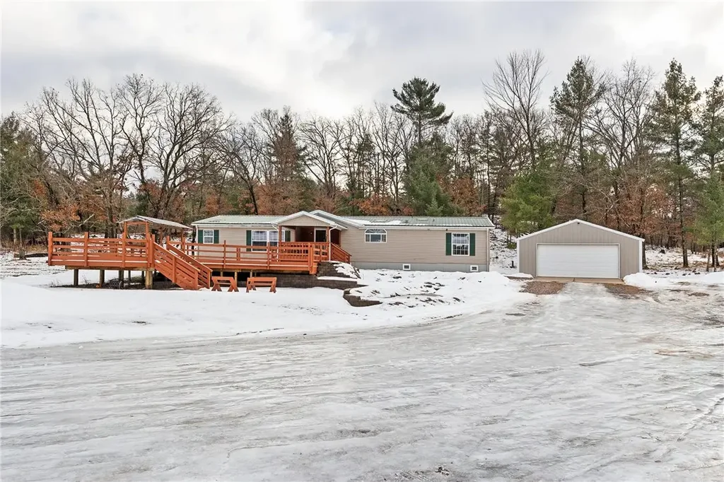 W8967 Oak Ridge Road, Black River Falls