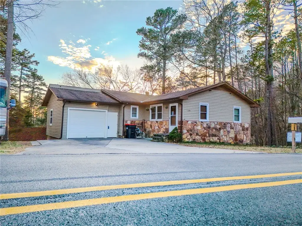 16249 Hickory Drive, Rogers