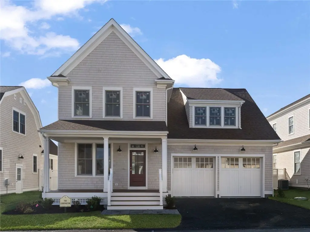 8 Lookout Ln, Portsmouth