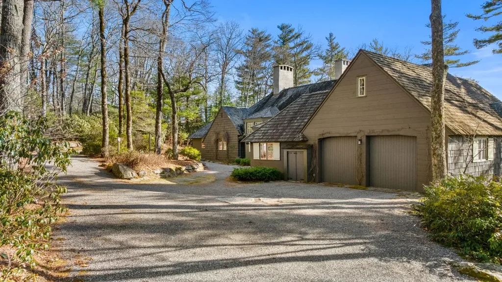 223 Sagee Drive, Highlands